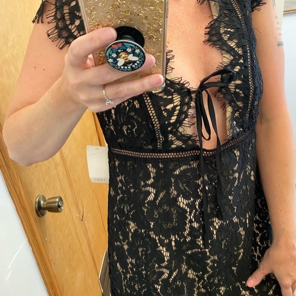 NWT Tobi Black Lace Nude Cap Sleeve Tie Front Dress - Picture 2 of 12